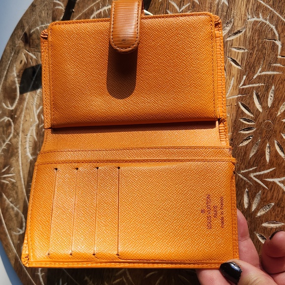 Louis Vuitton Epi Leather Compact Kisslock Wallet in Orange / Tangerine Color - Picture 4 of 17